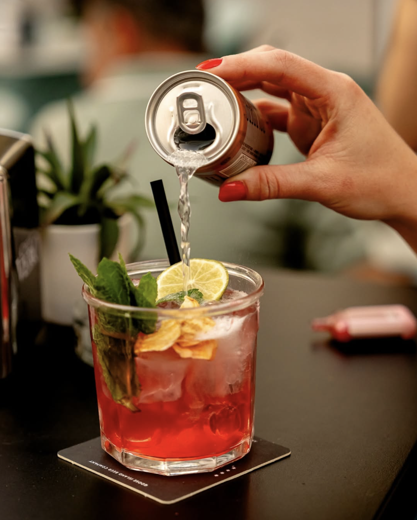 Bartender che prepara un cocktail